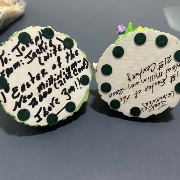 2- resin Easter bunny figurines - Picture 4 of 5